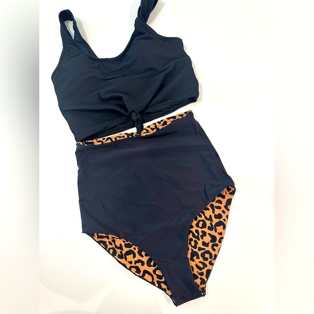 Coral reef women’s bathing suit top and bottom. Size 4/6 fits a S-M